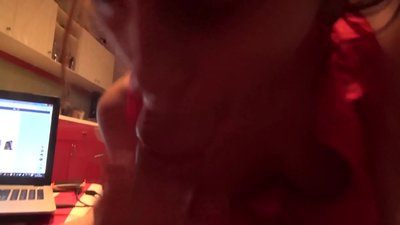 當沒人在家時，女學生吮吸她哥哥的雞巴